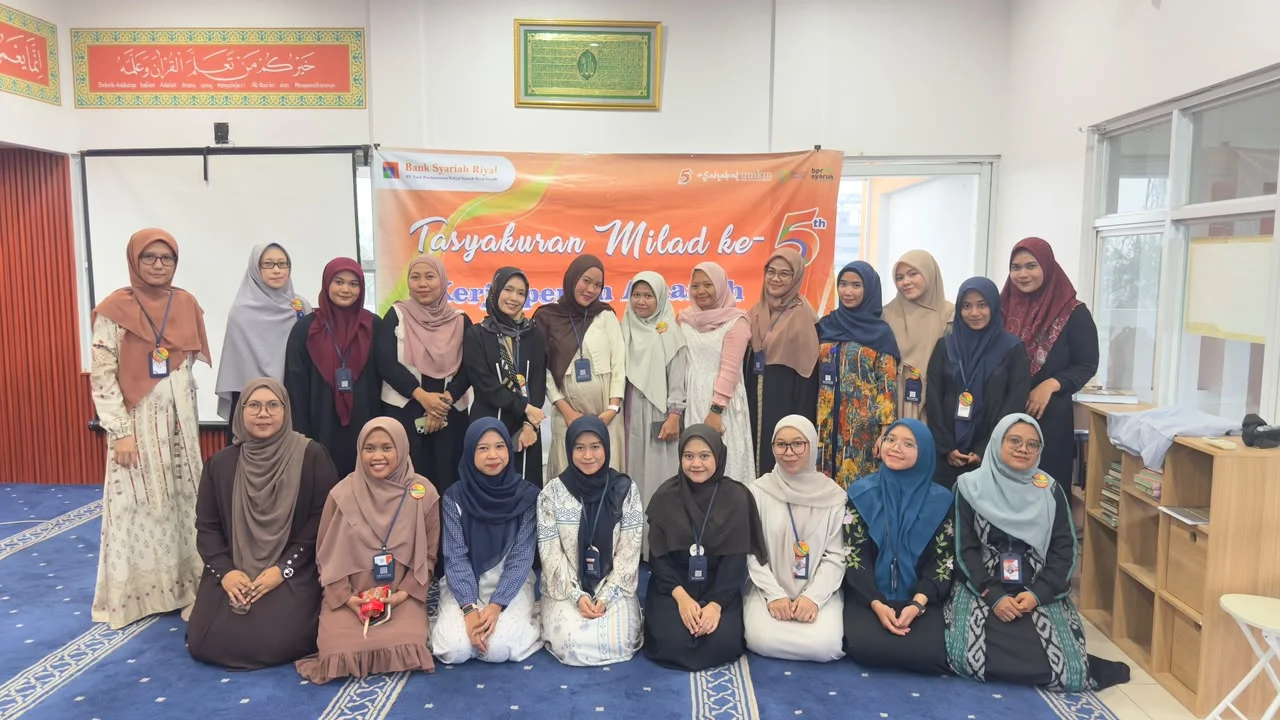 Foto : Karyawati BPR Syariah Riyal Irsyadi.